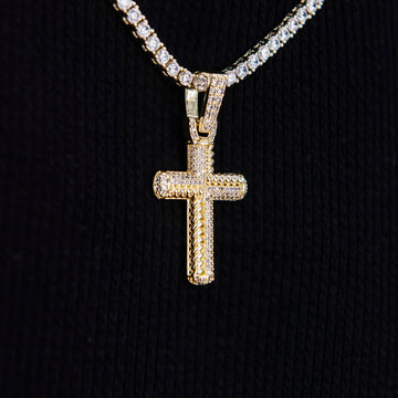 Colgante Cruz Cuerda Helada en Oro Amarillo