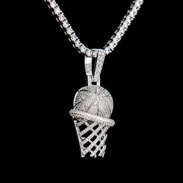 Colgante de aro de baloncesto helado en oro blanco