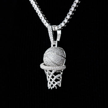 Colgante de aro de baloncesto helado en oro blanco