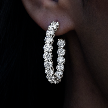 Arracadas de eternidad de moissanita de 4 mm en plata esterlina