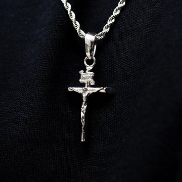 Colgante de crucifijo en oro blanco
