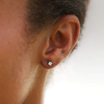 Pendiente de tuerca con talla redonda en oro blanco - 3MM