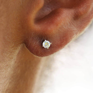 Pendiente de tuerca con talla redonda en oro blanco - 3MM