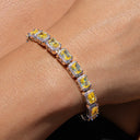 Pulsera de tenis con corte cushion en oro blanco de 7 mm con canarios helados