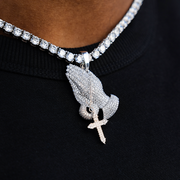 Dije de manos en oración con cruz, con incrustaciones de diamantes en oro blanco