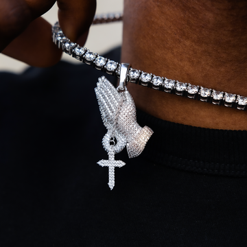 Dije de manos en oración con cruz, con incrustaciones de diamantes en oro blanco