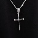 Colgante de cruz de uñas con circonitas en oro blanco