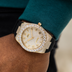 Alpha Era® Dorado con Correa de Goma de 42 MM Completamente Cubierto de Hielo