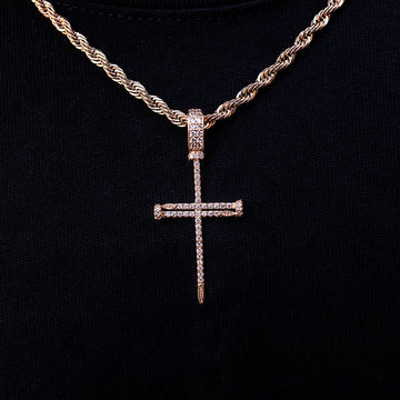Colgante de cruz con circonitas de oro rosa