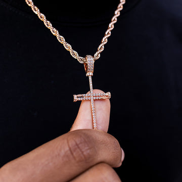 Colgante de cruz con circonitas de oro rosa