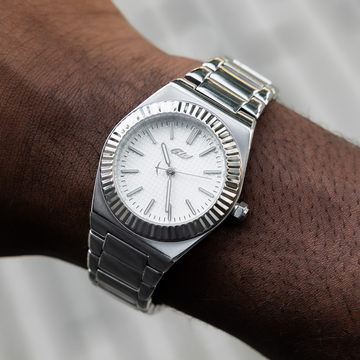 Alpha Era® con bisel estriado de 36MM en oro blanco