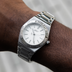 Alpha Era® con bisel estriado de 36MM en oro blanco