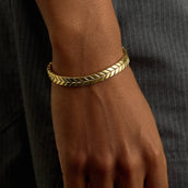 Defined Herringbone Bracelet in Yellow Gold - 7mm