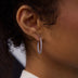 Pendientes de aro pequeños eternos de oro blanco macizo de 14k en oro blanco con diamantes VS