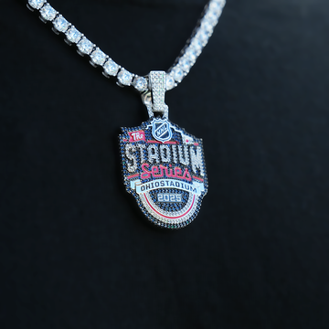 Colgante con el logo oficial de la NHL de la Serie de Estadios en oro blanco