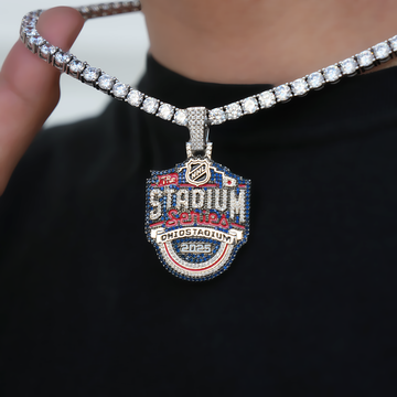 Colgante con el logo oficial de la NHL de la Serie de Estadios en oro blanco
