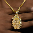 Dije de Jesús medieval con incrustaciones en oro amarillo