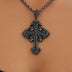 Colgante de cruz medieval con piedras negras en color negro