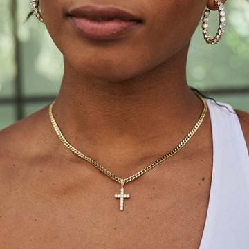 Dije de cruz con microdiamantes en oro amarillo