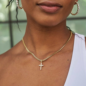 Dije de cruz con microdiamantes en oro amarillo