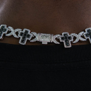 Collar de oro blanco con múltiples cruces de diamantes