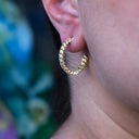 Aretes de argolla micro cubanos con engaste de púas en oro amarillo - 6mm