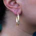 Pendientes de aro de bambú texturizado helado en oro amarillo