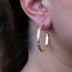 Pendientes de aro de bambú texturizado helado en oro amarillo