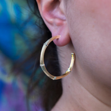 Pendientes de aro de bambú texturizado helado en oro amarillo