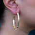 Pendientes de aro de bambú texturizado helado en oro amarillo