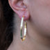 Pendientes de aro de bambú texturizado helado en oro amarillo