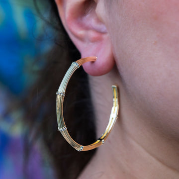Pendientes de aro de bambú texturizado helado en oro amarillo