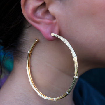 Pendientes de aro de bambú texturizado helado en oro amarillo