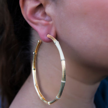 Pendientes de aro de bambú texturizado helado en oro amarillo