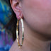Pendientes de aro de bambú texturizado helado en oro amarillo