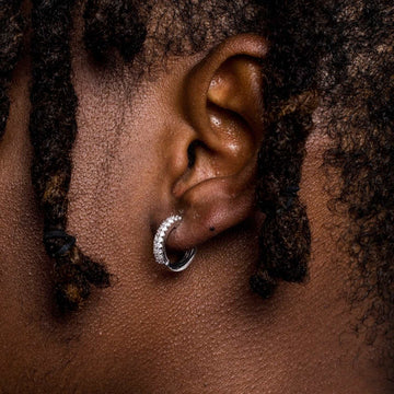 Aretes de argolla tipo huggie extra pequeños de doble fila en oro blanco