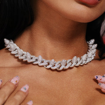 Cadena de eslabones con remaches de punta de diamante en oro blanco