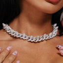 Cadena de eslabones con remaches de punta de diamante en oro blanco