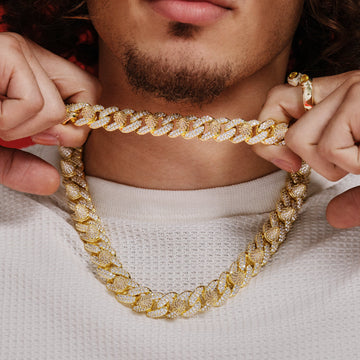 Cadena de eslabones con remaches de punta de diamante en oro amarillo