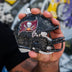 Dije gigante del casco oficial de la NFL de los Tampa Bay Buccaneers