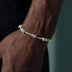 Pulsera de alambre de púas helada en oro blanco