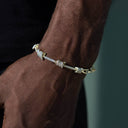 Pulsera de alambre de púas helada en oro blanco