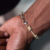 Pulsera de alambre de púas helada en oro blanco
