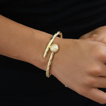 Pulsera rígida de oro amarillo con bola helada