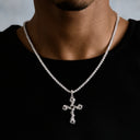 Colgante de cruz de pinchos en oro blanco con diamantes negros
