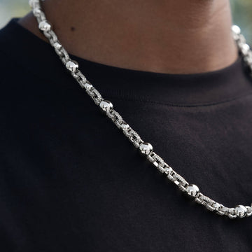 Cadena de bolas de varios tamaños lisa con circonitas en oro blanco
