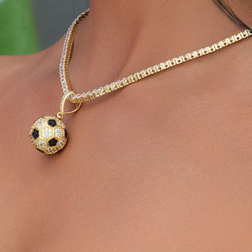 Colgante de balón de fútbol helado en oro amarillo