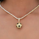 Colgante de balón de fútbol helado en oro amarillo