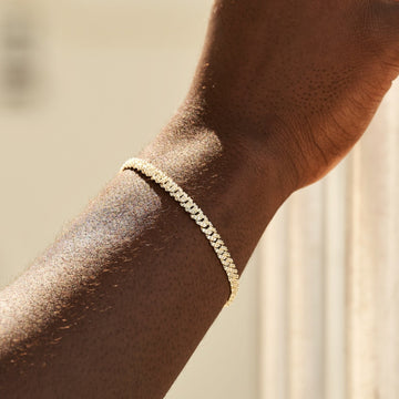 Pulsera Cubana de Micro Diamantes Engastados en Oro Amarillo - 6mm