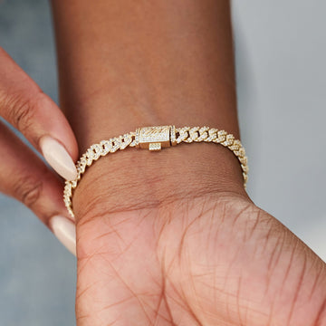 Pulsera Cubana de Micro Diamantes Engastados en Oro Amarillo - 6mm